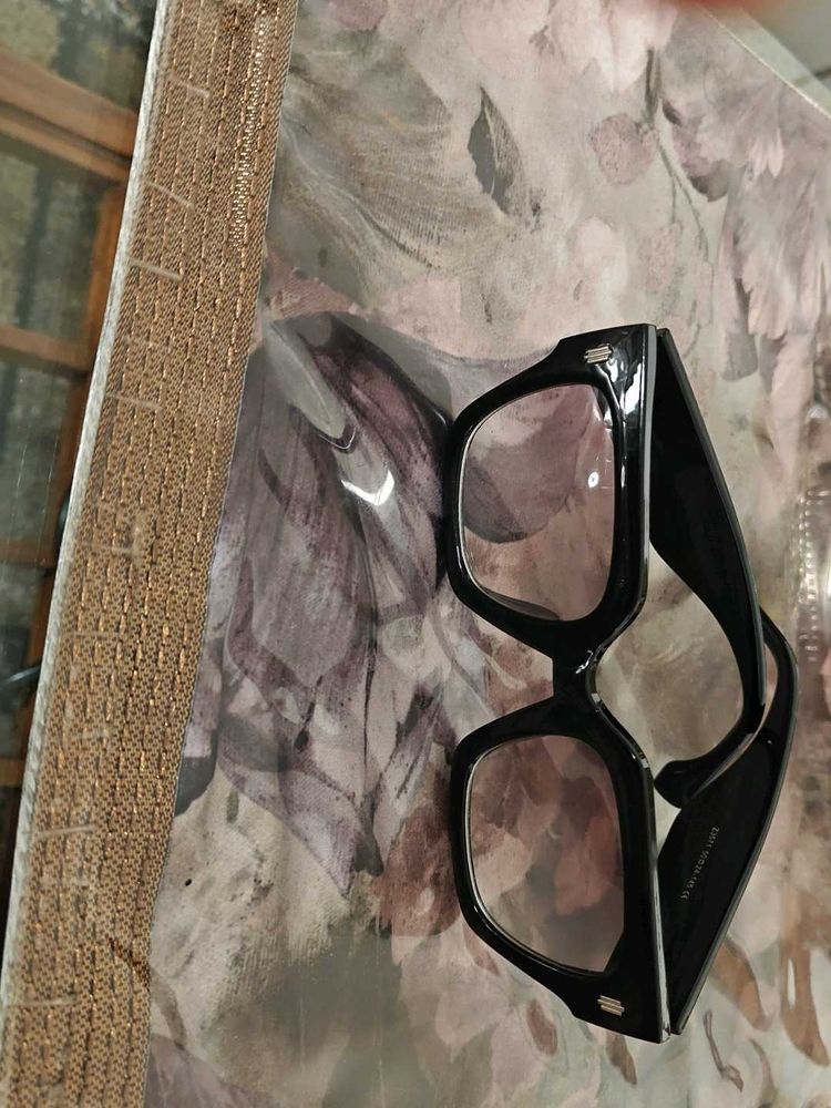 Chic Black Framed Sunglasses