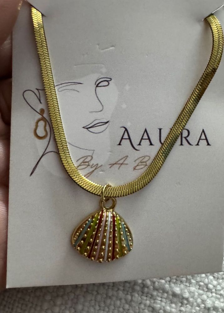 Gold Tone Shell Pendant Necklace