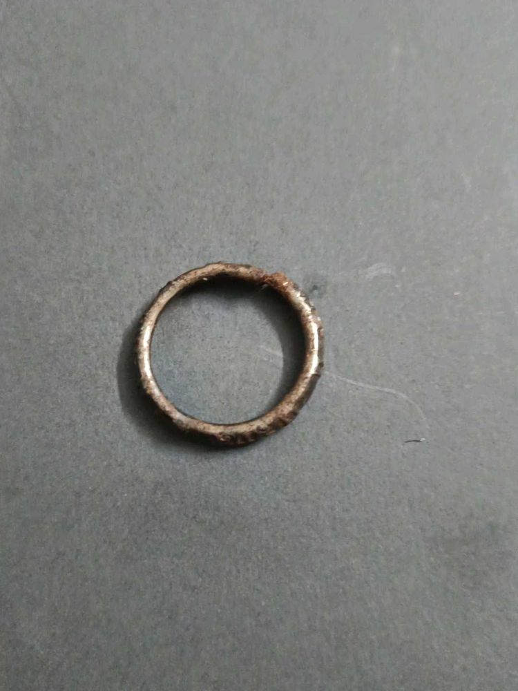 Simple black horse shoe ring