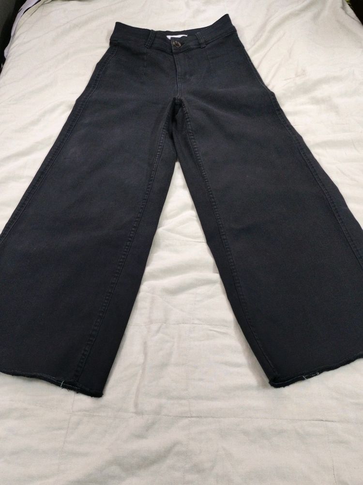 Black Wide LeggedJeans(Bershka)(EUR34)(UK02)(26)High Waist
