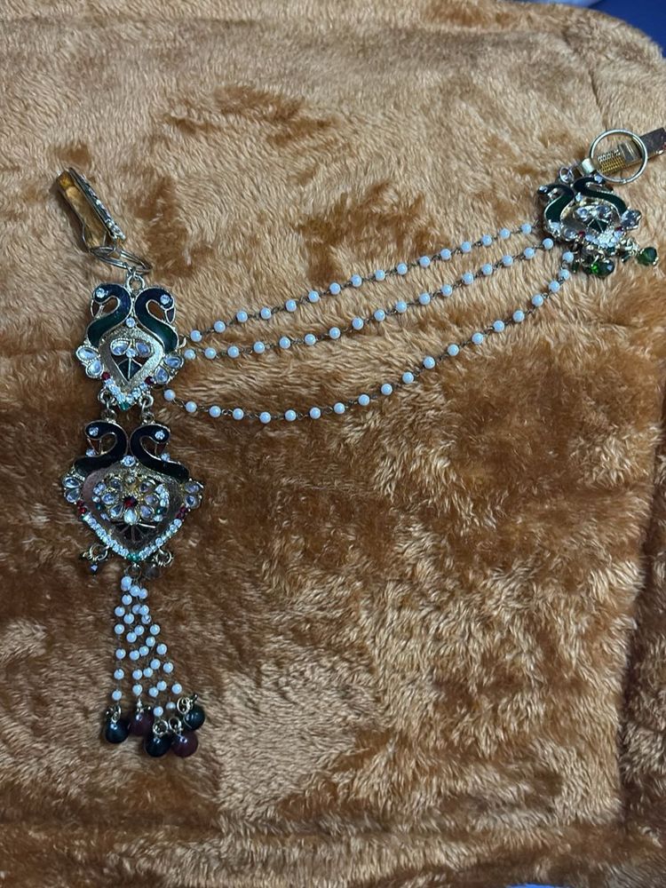 Elegant Maang Tikka with Pearl Detailing