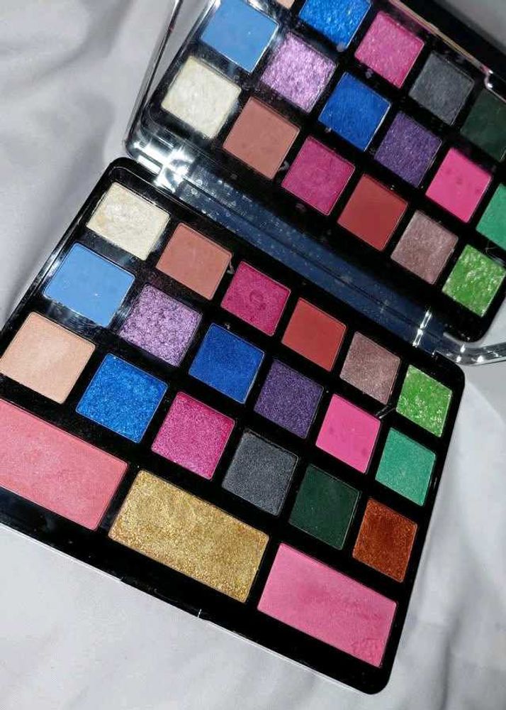 Renee pro vibrant Eyeshadow &amp; Blush Palette
