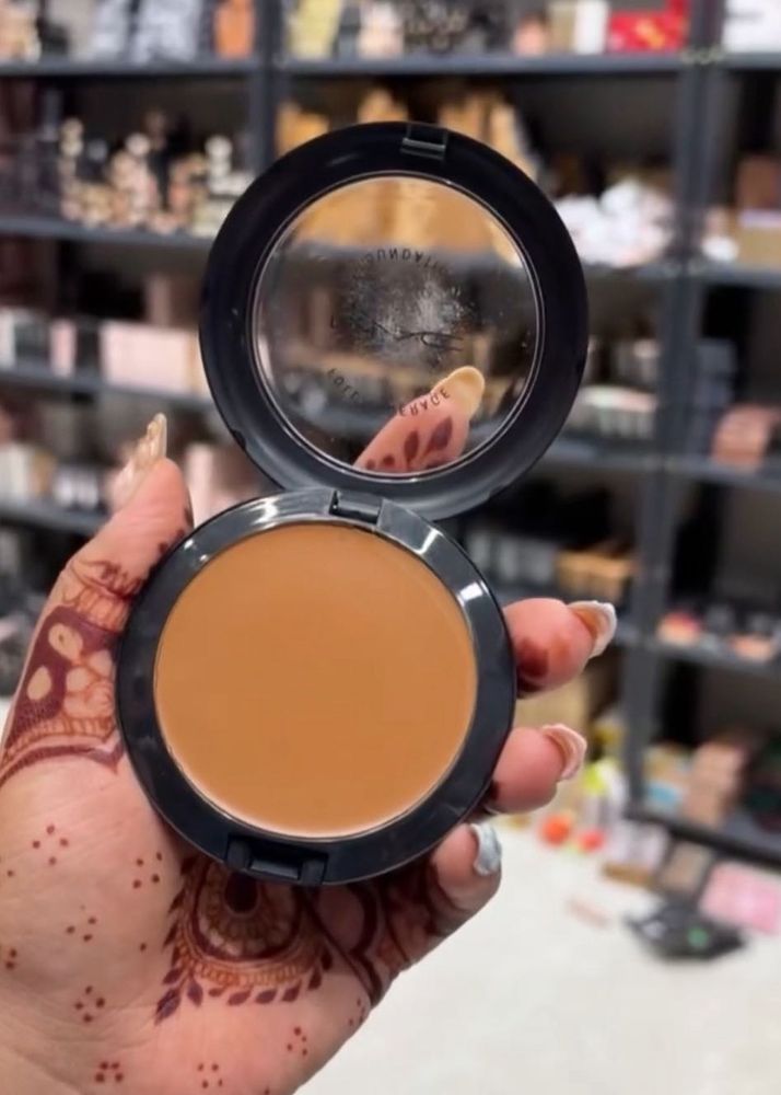 shade NC45 Powder Foundation