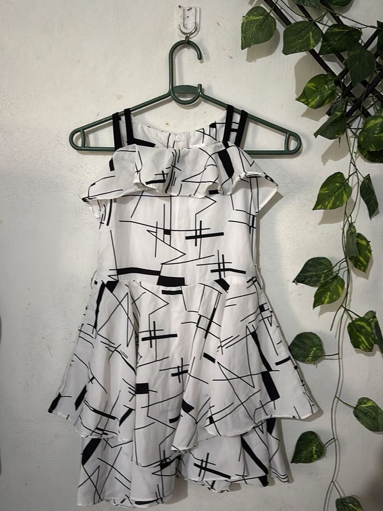 Chic White &amp; Black Geometric Print Dress