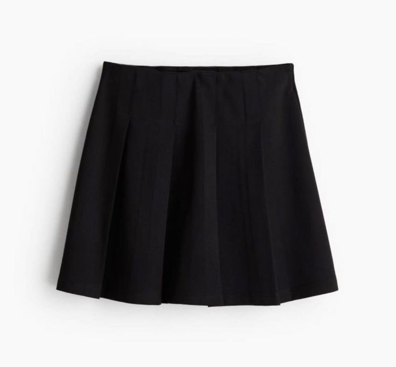 H&amp;M Classic Black Pleated Skirt