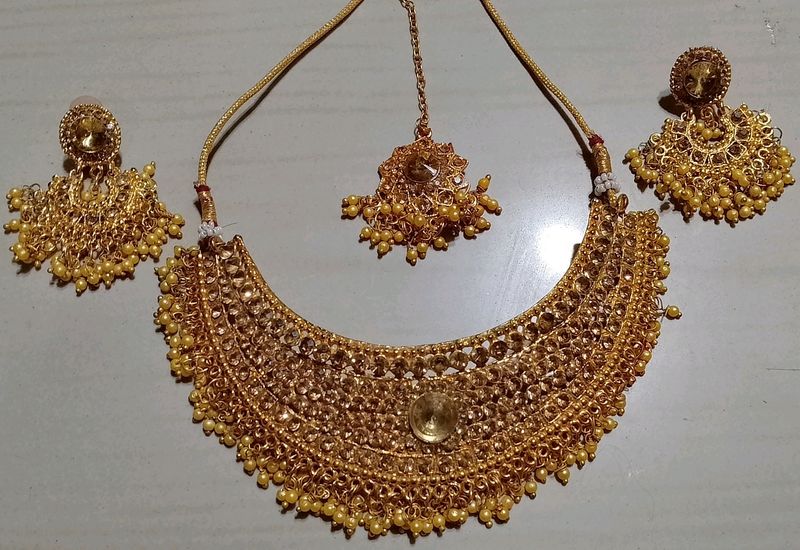 Golden Shimmering Graceful Women Jewellery Set😍