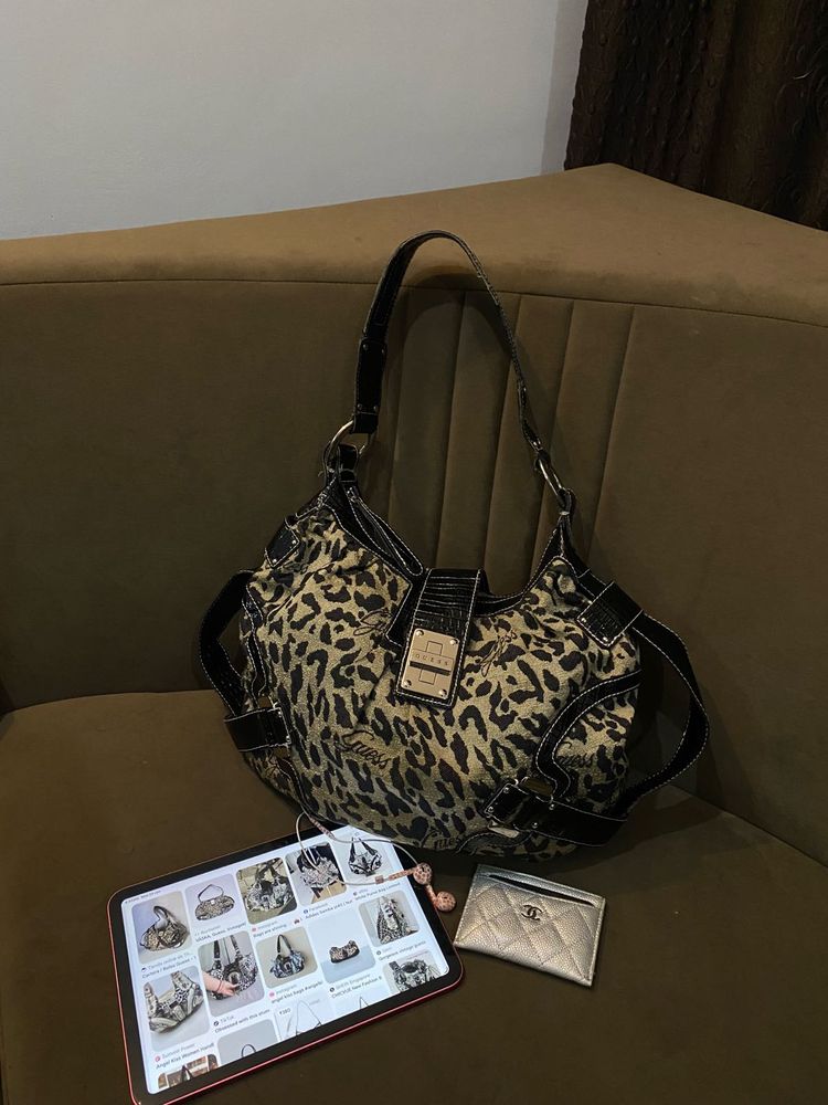 GUESSStylish Leopard Print Shoulder Bag