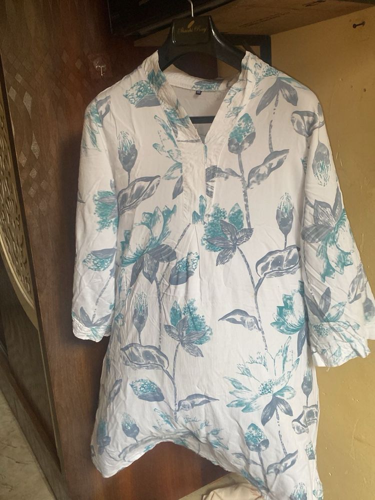 Print Kurta and white rayon pant pan