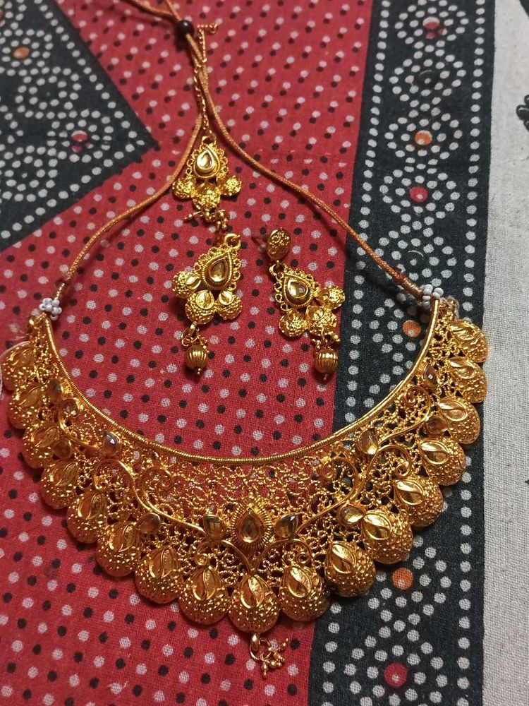Golden Necklace ,earring nd maangtika Set