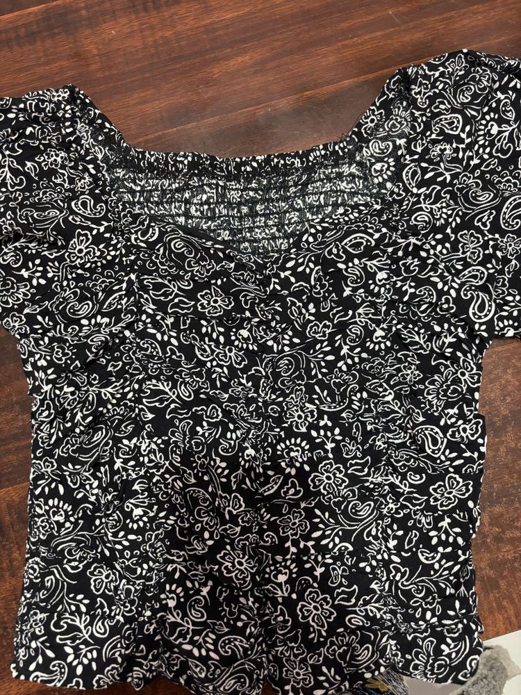 Chic Black &amp; White Floral Print Top