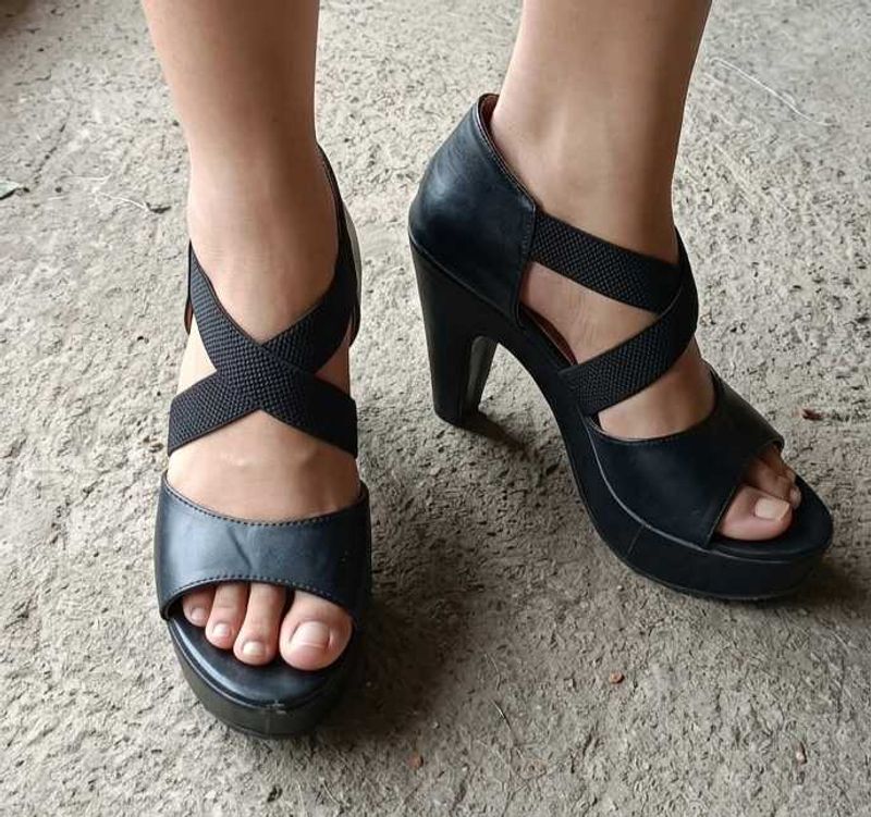AJIO's Black leather heels (with freegift🎁🎁)