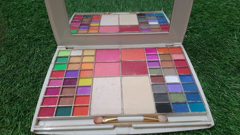 Mars Eyeshadow Pallet With Blush And CompactPowder