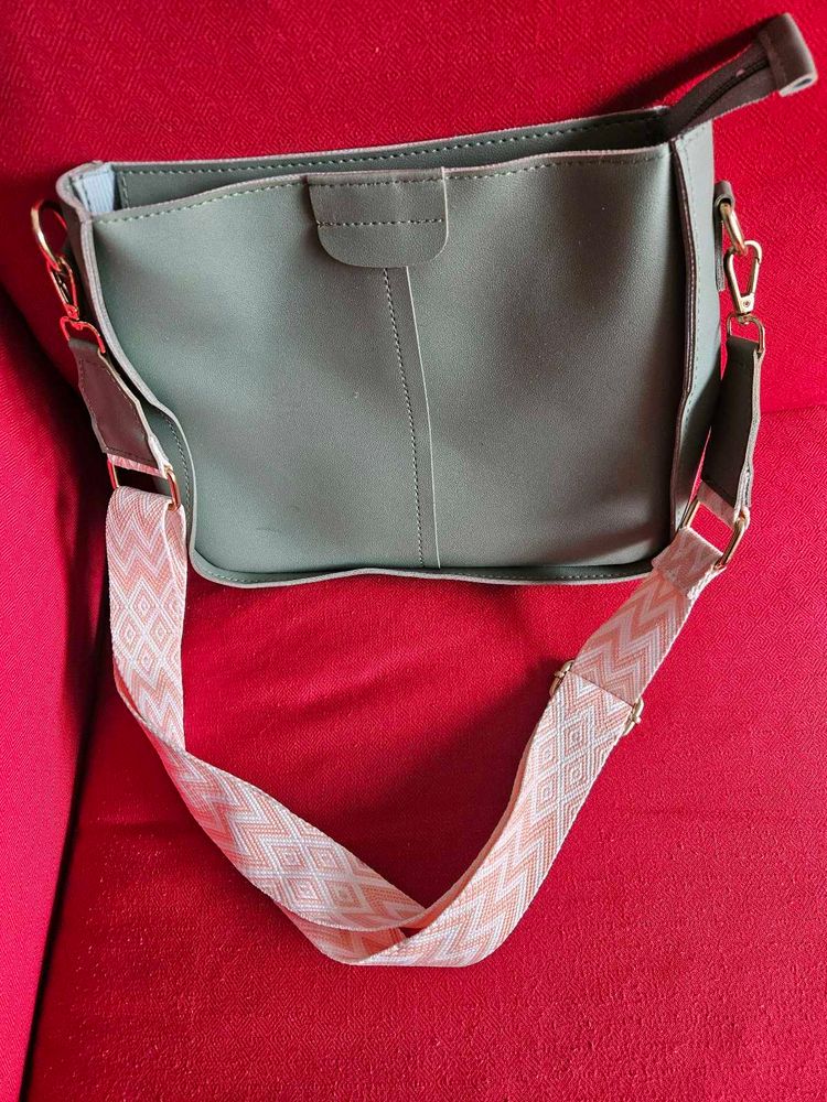 Stylish Crossbody Bag with Detachable Strap