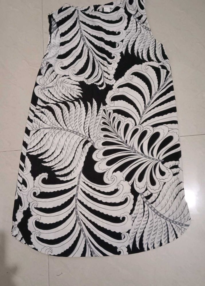 Stylish Black &amp; White Tank Top