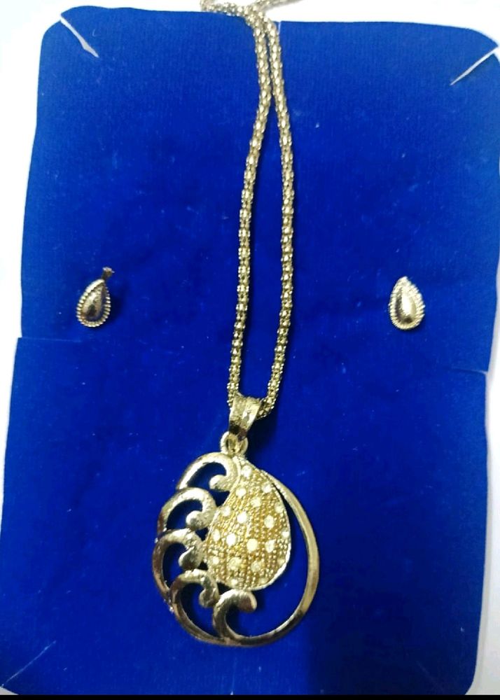Vintage Gold Necklace &amp; Earrings Set