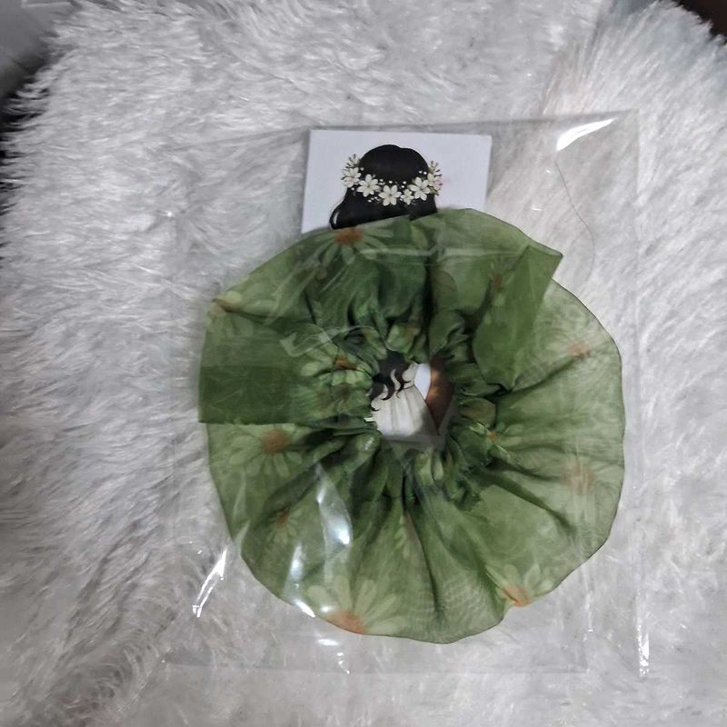 Oversized Daisy Hair Scrunchie
