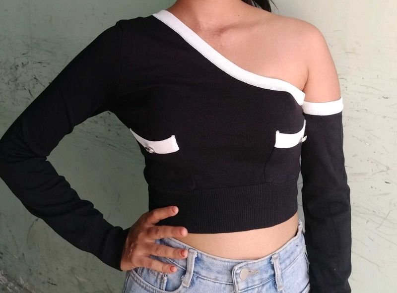 Chic One-Shoulder Black Cropped Top