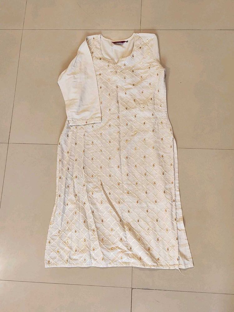 WHITE KURTA WITH GOLDEN DETAILING