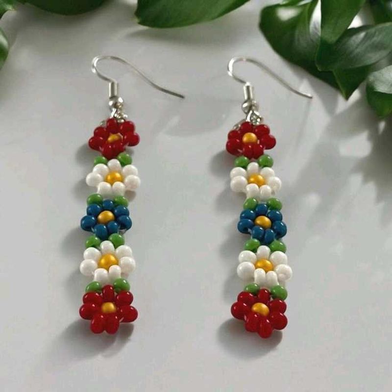 Daisy Delight Beaded Dangle Earrings🪻