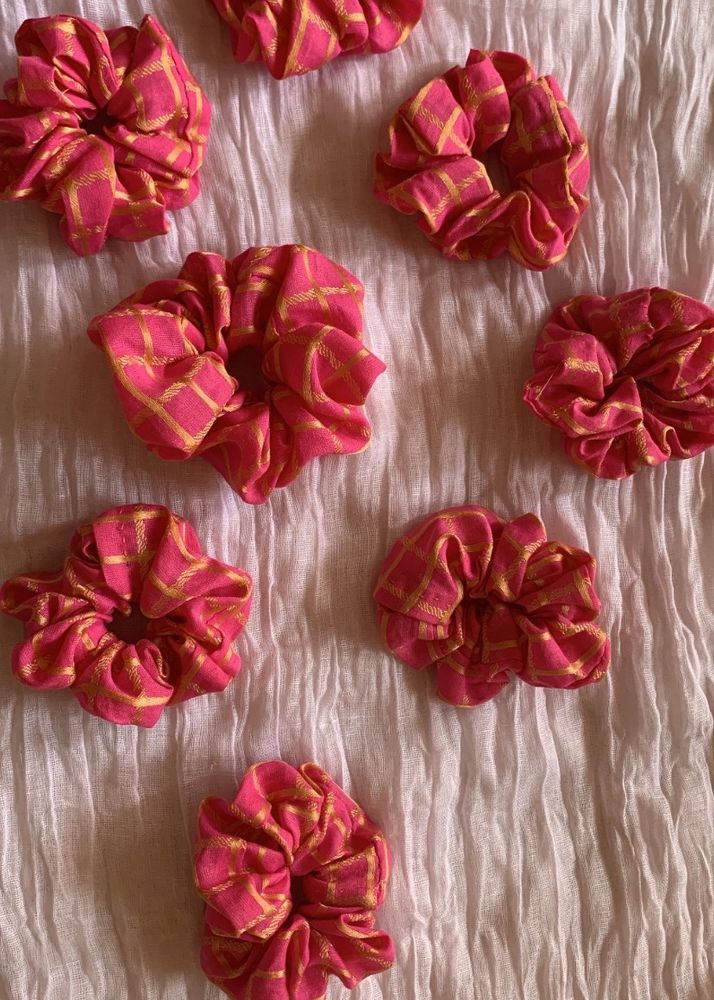 8 Scrunchies  In A Pack -New