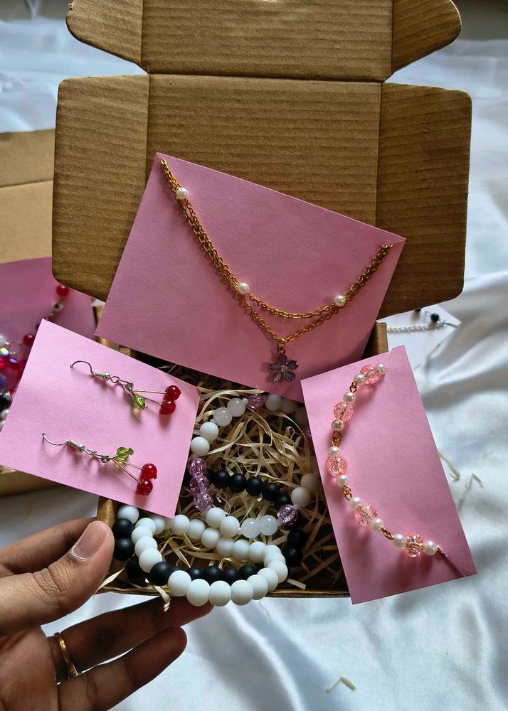 Valentine Jewellery Gift Hamper – Cute &amp; Minimal S