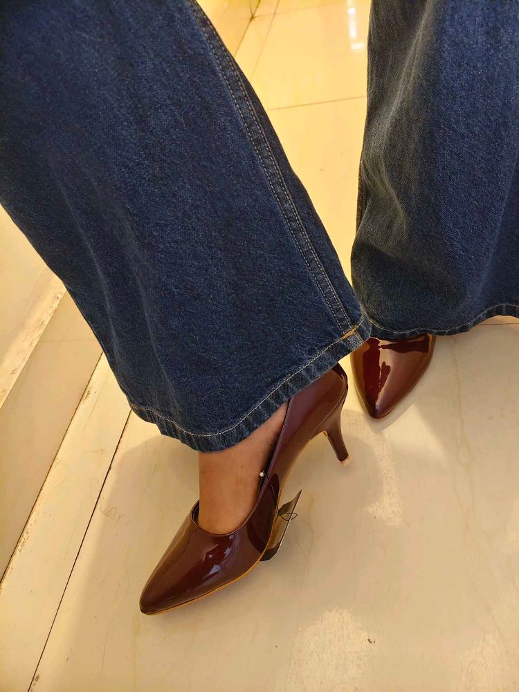 PUMP STYLE POINTED TOE CHERRY RED HEELS