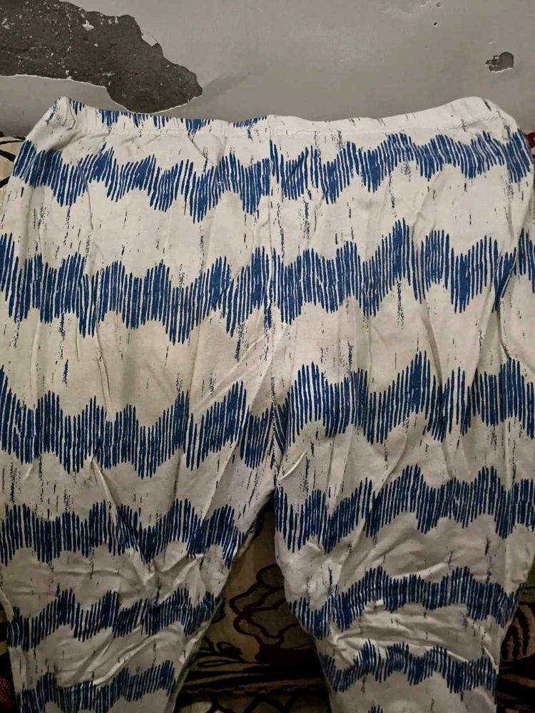 6. Comfortable White &amp; Blue Printed legging