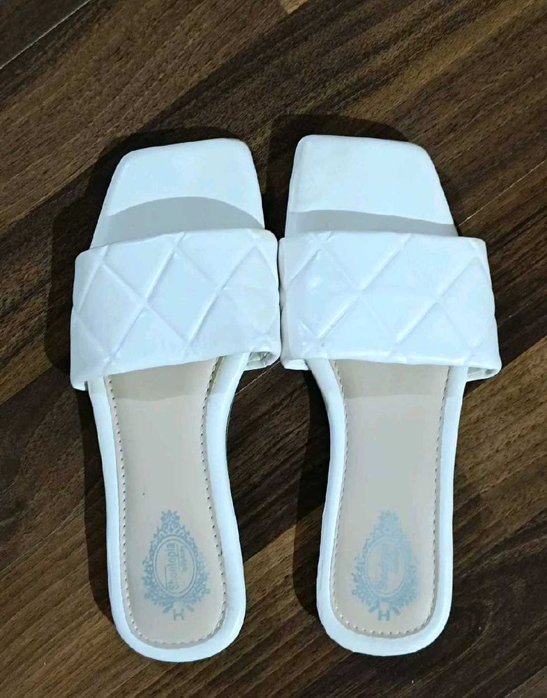 Showtopia Chic White Quilted Slides