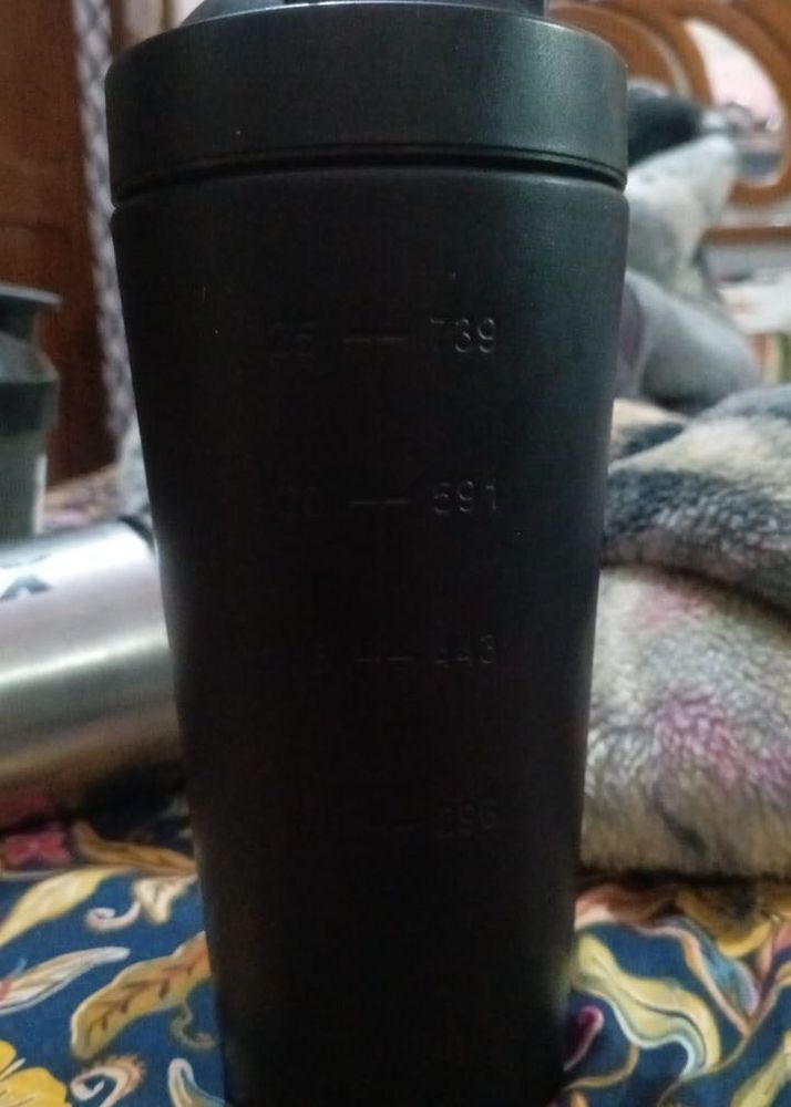 Black metal shaker + plastic free