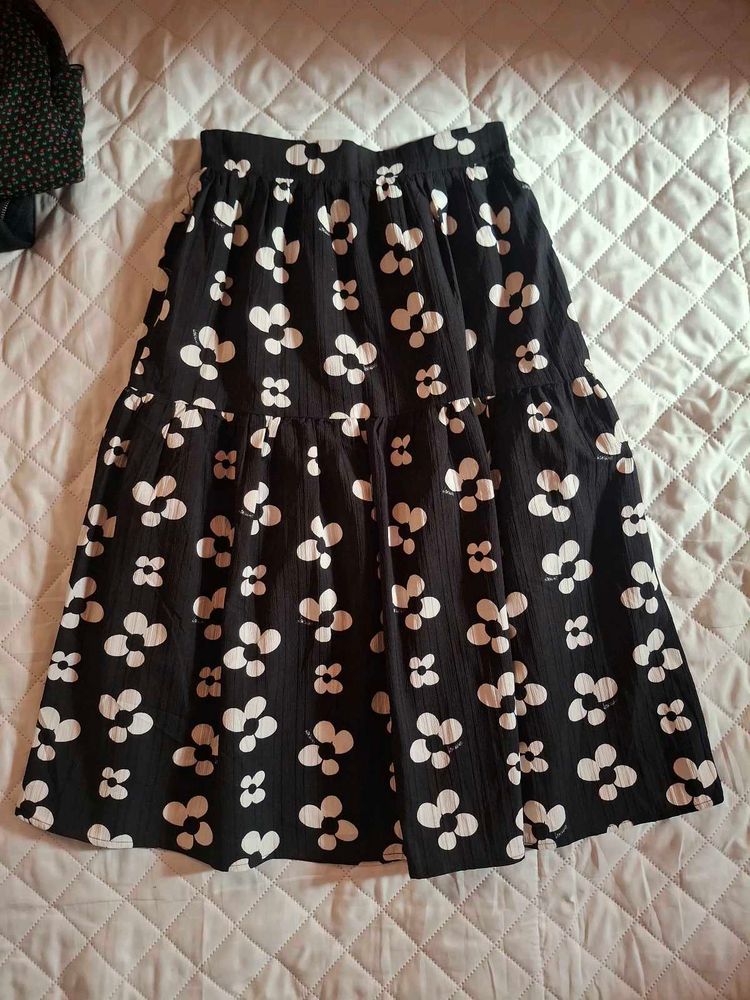 Chic Black Floral Tiered Maxi Skirt