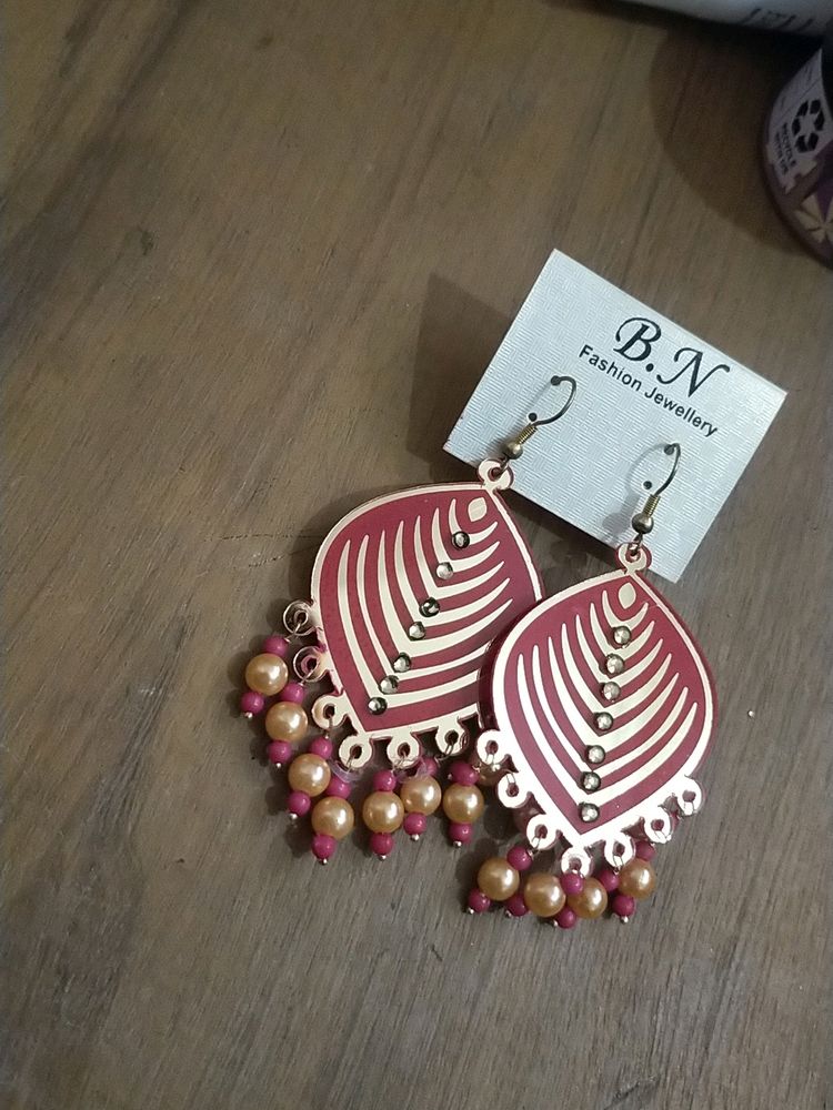 Fashionable Fuschia And Golden Hook Drop Earring
