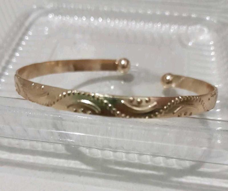 anti tanish Elegant Gold-Tone Bangle Bracelet