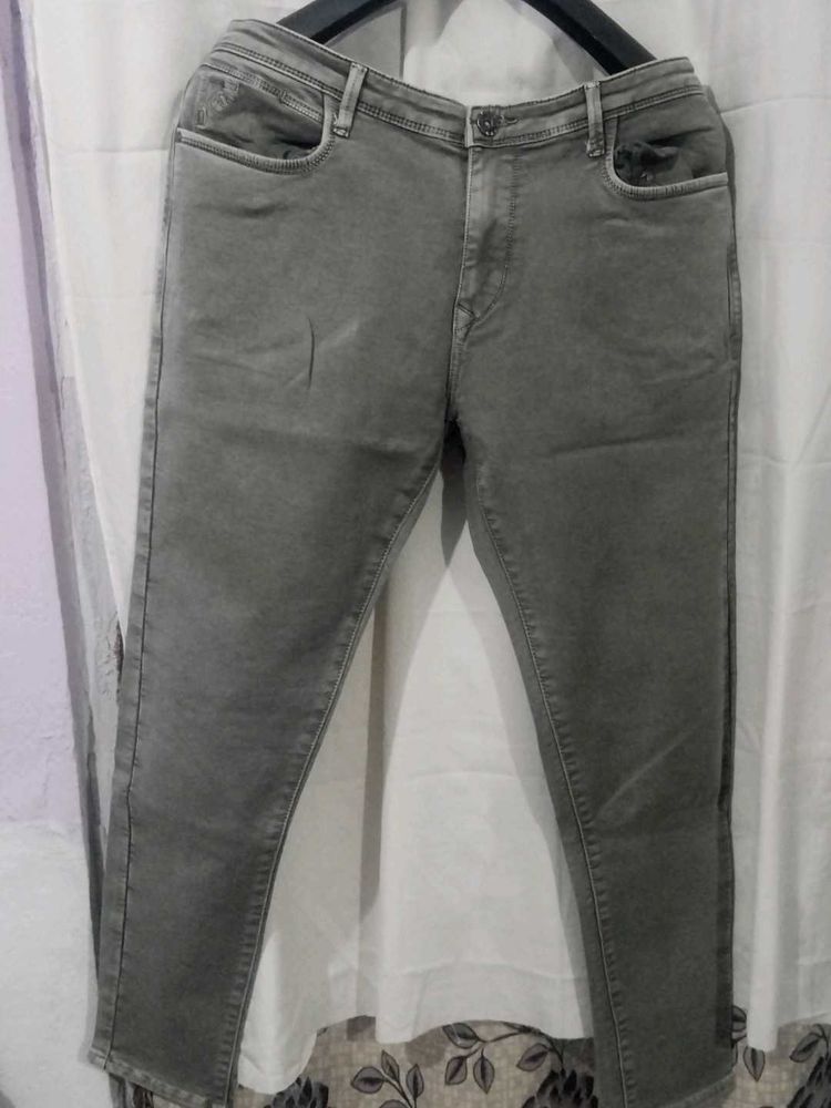 GREY JEANS