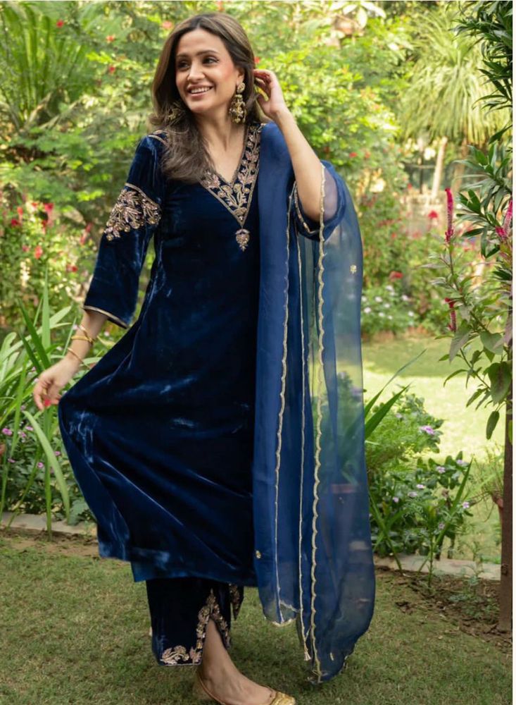 Vastra Official Elegant Navy Blue Velvet Kurta Set