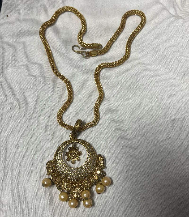 Elegant Gold Chain with Pendant