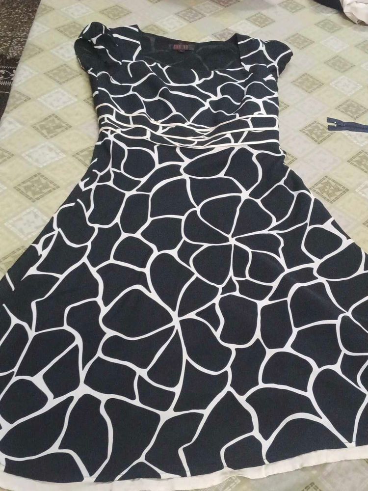 Stylish Black &amp; White Patterned Dress