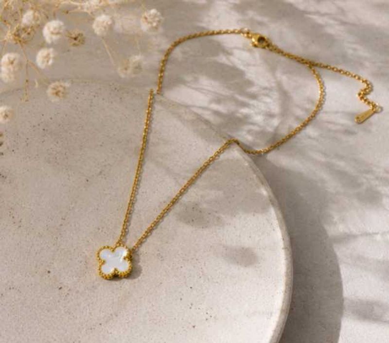Elegant Clover Pendant Necklace