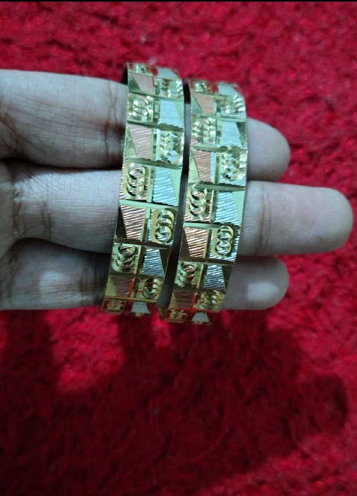Stylish Gold Tone Bangles