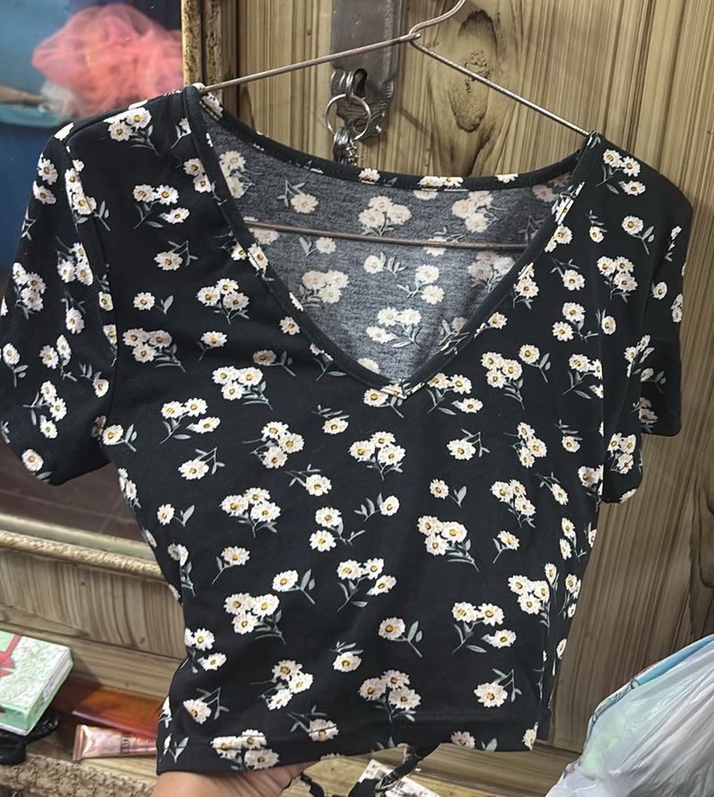 Cute Black Floral V-Neck Crop Top