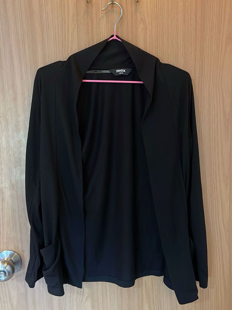 Max - Black Shrug | M