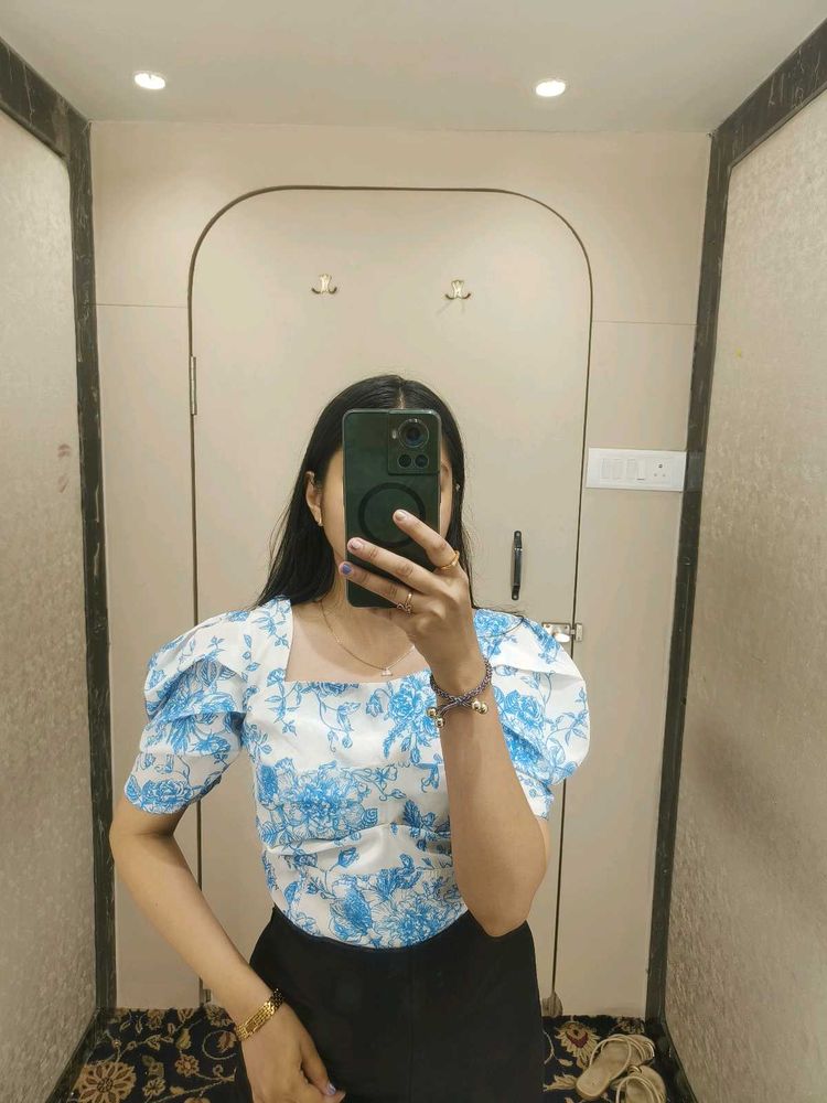 Chic Blue Floral Puff Sleeve Top