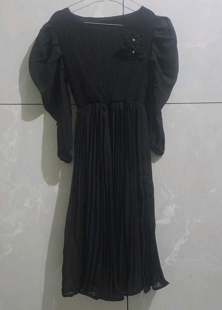 Elegant Black Pleated Dress