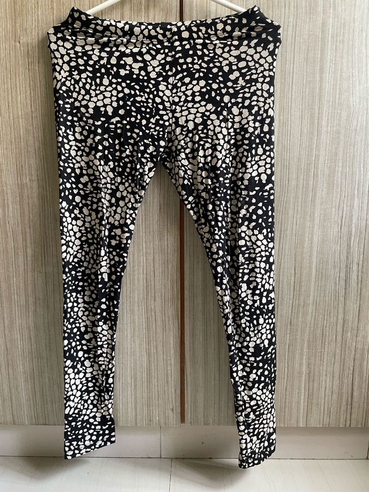 Stylish Black &amp; White Patterned Leggings
