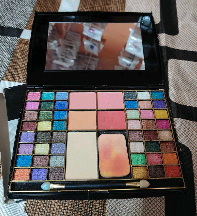 Multi-Color Eyeshadow &amp; Blush Palette