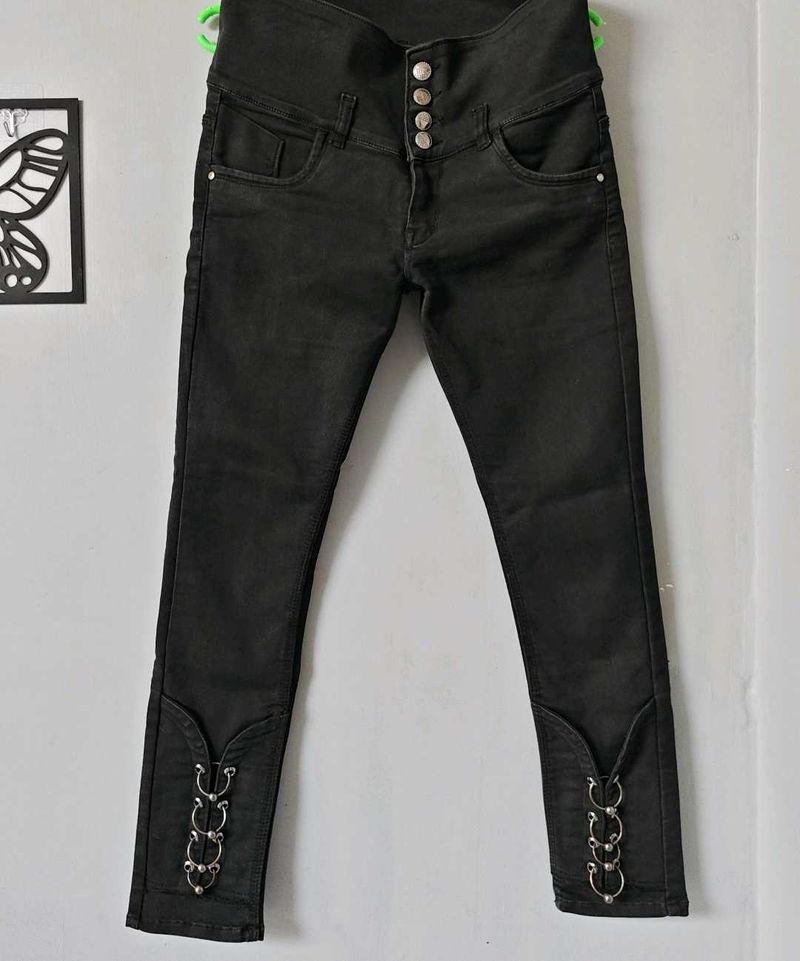 Stylish Black High-Waisted Jeans