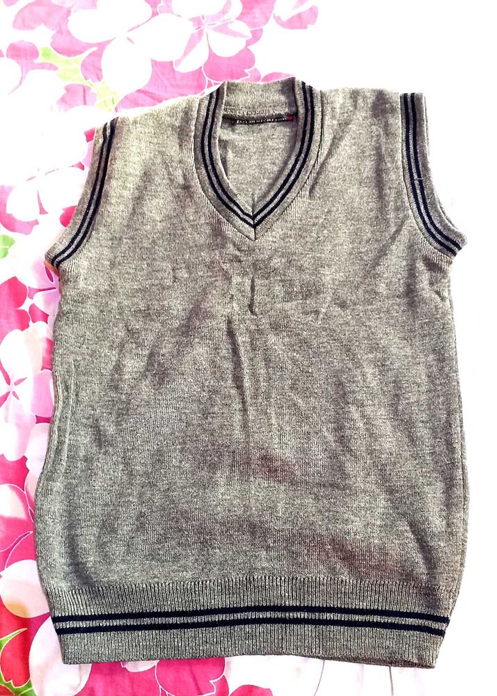 High quality woolen Gray V-Neck Sleeveless Sweater