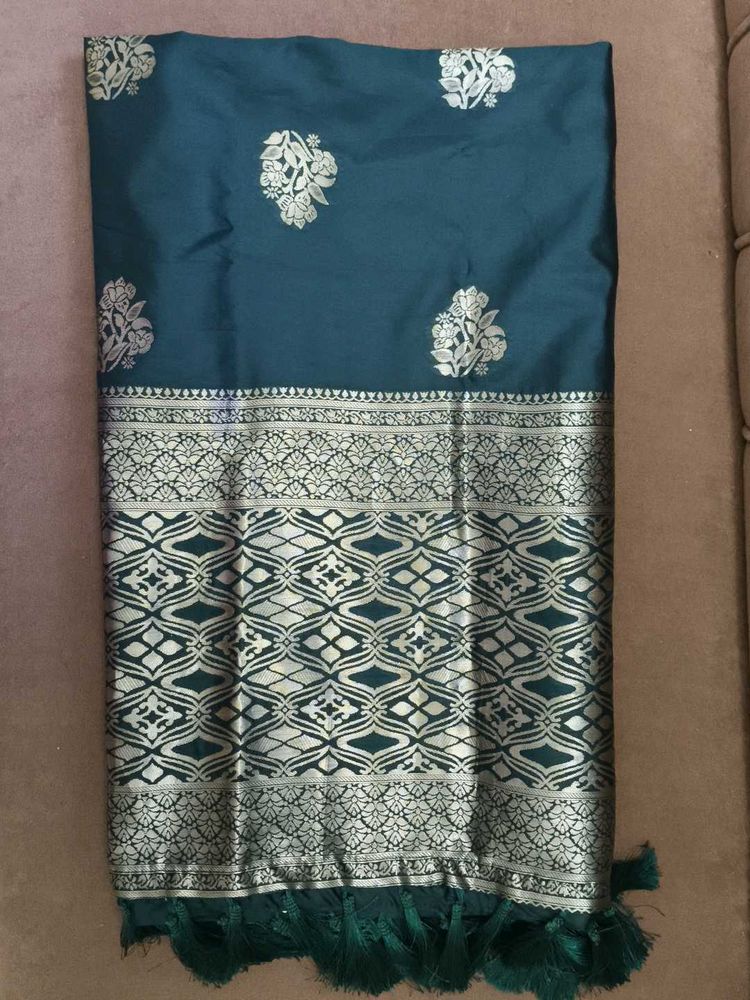 “Elegant Dark Green Silk Dupatta with Rich Golden