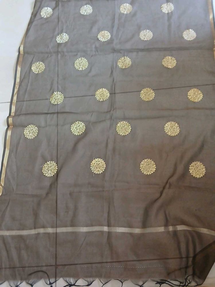 Elegant Dupatta with Gold Accents
