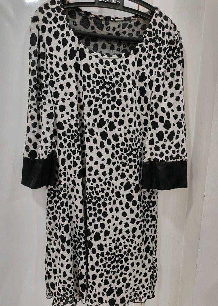Chic Black &amp; White Leopard Print Tunic