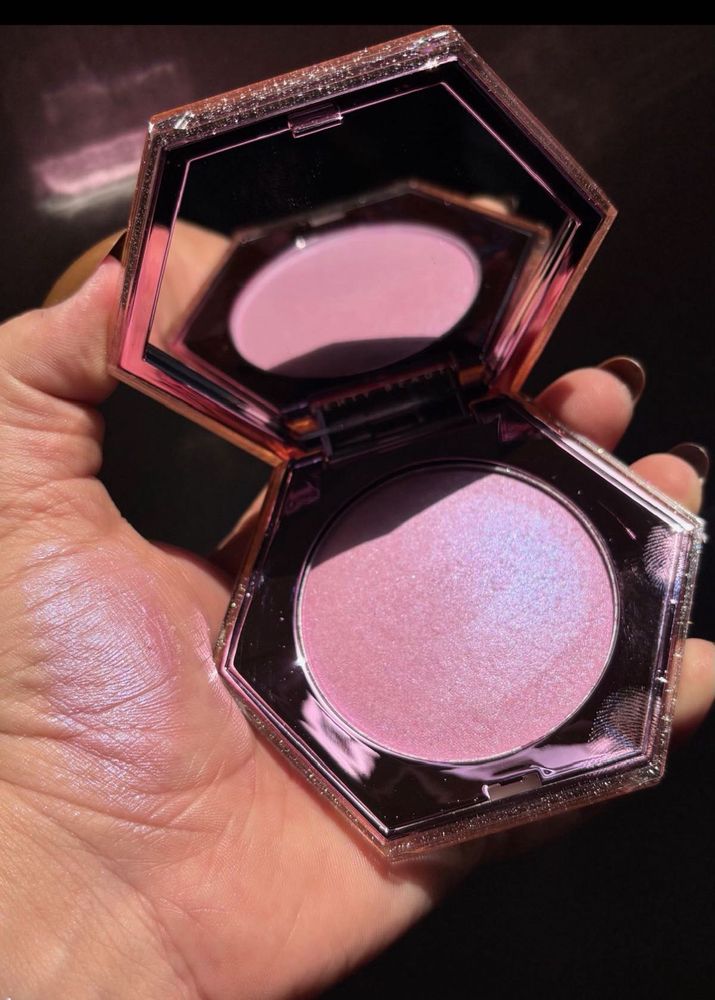 FENTY BEAUTY HIGHLIGHTER